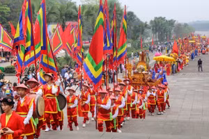 La procession de palanquins vers le temple des rois Hùng est un rituel important du peuple. Photo : VNA