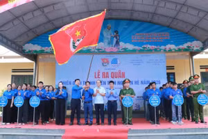 Les jeunes du Front de la Patrie du Vietnam et des organisations centrales lors de la cérémonie de lancement de la campagne dans la commune frontalière de Tung Vai. Photo : TPO.