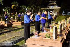 Les jeunes de Dien Bien rendent hommage aux héros morts pour la Patrie au cimetière des martyrs A1