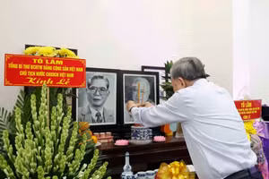 Le dirigeant To Lam offre de l’encens en mémoire de l’ancien secrétaire général du PCV Nguyen Van Linh. Photo : VNA.