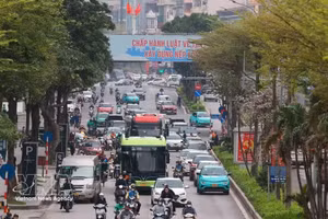 Ces derniers temps, le nombre de véhicules électriques, notamment les autobus électriques, circulant dans la capitale est en hausse, contribuant à accélérer la transition vers des solutions de mobilité plus écologiques. Photo : VNA.