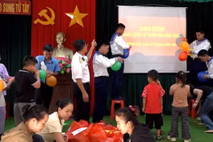 Les préparatifs de la Journée internationale de l’enfance battent leur plein sur l’île de Song Tu Tay, dans la zone spéciale de Truong Sa. Photo : baotintuc.