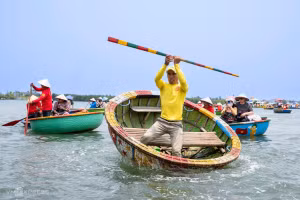 « Les démonstrations acrobatiques en barques-paniers » sont devenues l’une des expériences emblématiques de la cocoteraie de Bay Mau. Photo : Vnexpress.
