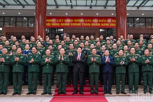 Le président Luong Cuong et les délégués à la Conférence politico-militaire de l’Armée en 2025.