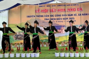 Les femmes Cong du village présentent avec enthousiasme leurs danses traditionnelles au cœur de la fête. Photo : NDEL.