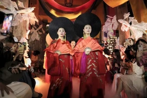 50 tenues d’ao dai célèbrent l’essence du costume traditionnel vietnamien au cœur du vieux quartier de Hanoi