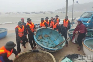 Des canots de sauvetage bravent les courants violents sous la pluie battante pour atteindre les zones résidentielles isolées.