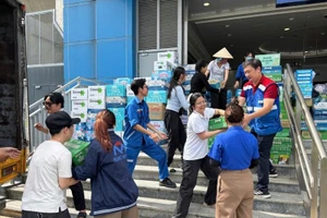 Plus de 180 tonnes de produits essentiels, vêtements et médicaments ont été déposées par les habitants dans les stations de métro pour soutenir les sinistrés. Photo : TPO.
