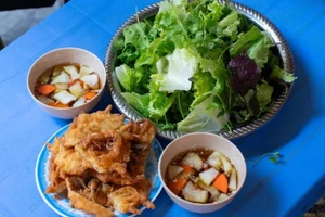 Un stand de beignets de crevettes vieux de 40 ans attire les foules dans une ruelle de Dong Xuan