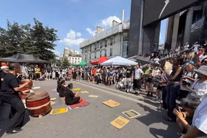 De nombreuses personnes participent au rassemblement réclame justice pour les victimes de l’agent orange et du chlordécone. Photo : VNA.