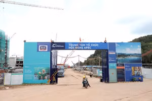 Au sein du complexe comprenant le Centre de conférences, le Centre d’expositions et le Théâtre polyvalent de l’APEC, qui s’étend sur près de 16 hectares, des milliers d’ingénieurs et d’ouvriers travaillent sans relâche. Ce projet phare de l’APEC 2027 à Phu Quoc représente un investissement d’environ 21.860 milliards de dôngs. Il comprend un Centre de conférences et d’expositions de 6.500 places, un Théâtre polyvalent de 4.000 places ainsi qu’un Parc de l’APEC.