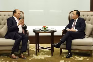 Le vice-ministre de l’Industrie et du Commerce, Nguyen Hoang Long, a reçu et travaillé avec M. Srini Nagarajan, directeur régional pour l’Asie de British International Investment (BII), l’institution britannique de financement du développement.