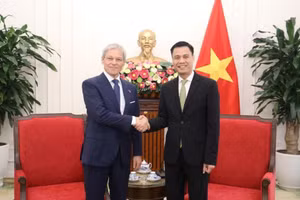 Le vice-ministre des Affaires étrangères, Dang Hoang Giang, a reçu M. Dacian Cioloș, ancien Premier ministre de Roumanie. (Photo : Thanh Long)