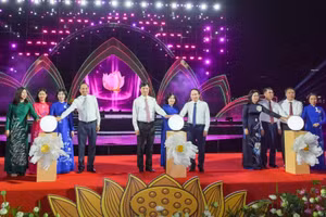 Les représentants procèdent à la cérémonie d’ouverture du Festival du Lotus de Hanoï 2026.