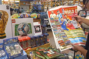 Des jouets Lego aux couleurs de la Coupe du monde 2026 sont exposés dans une librairie du centre commercial Aeon Mall Ha Dong, à Hanoï. Photo: VNA.