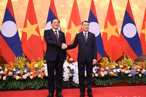 Le Premier ministre Le Minh Hung (à droite) et le Premier ministre de la République démocratique populaire lao, Sonexay Siphandone.