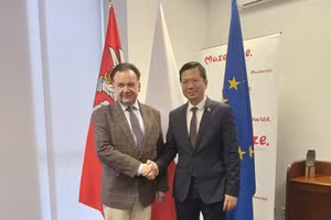 L’ambassadeur du Vietnam en Pologne, Ha Hoang Hai, lors de son entretien avec M. Adam Struzik, gouverneur de la voïvodie de Mazovie. (Photo : Ambassade du Vietnam en Pologne)