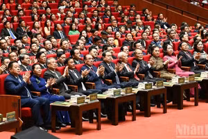 Les dirigeants et anciens dirigeants du Parti et de l’État, ainsi que les délégués présents à la cérémonie d’ouverture du Congrès. (Photo : DUY LINH)