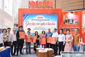 Le journal Nhân Dân remet des présents aux collaborateurs et aux artistes-journalistes de Hai Phong lors de la rencontre.