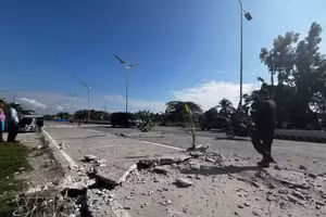 Une portion de route s'est fissurée après un séisme survenu le 8 juin 2026 dans la province de Cotabato du Sud, aux Philippines. Photo : Xinhua/VNA.