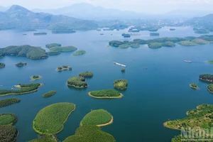 Avec plus de 1 300 îles et îlots, le lac Thac Ba, souvent surnommé la « baie d’Ha Long des montagnes », est appelé à devenir le pôle du tourisme vert du Nord-Ouest.