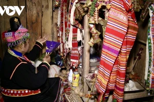 À la fin de l’année, après la récolte, les Kho Mu préparent les offrandes et choisissent une bonne journée pour célébrer la cérémonie de prières pour la chance et la prospérité. Photo : VOV.