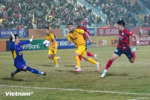 Le Hanoi Police FC (en rouge) décroche sa place en Ligue des champions de l’AFC 2 pour la saison 2025-2026. Photo : VietnamPlus.