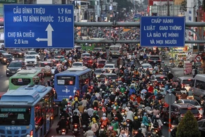 De nombreuses études ont démontré que les émissions des véhicules représentent une part importante de la pollution urbaine totale. Photo : Vneconomy.