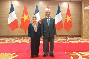 Le couple de scientifiques franco-vietnamiens Tran Thanh Van et Le Kim Ngoc. Photo : TNO.