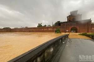 Hue sous la crue : regards depuis la porte Huu