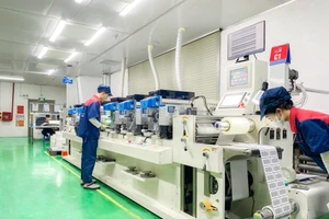 Face à la pression des normes écologiques mondiales, de nombreuses entreprises vietnamiennes du secteur de l’emballage doivent se réinventer. Photo : printvietnam.