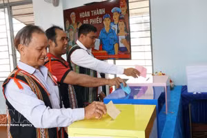 Des personnes issues des minorités ethniques dans la province de Gia Lai se sont rendues aux urnes le 15 mars. Photo : VNA.