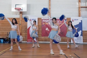 L’énergie et l’enthousiasme de la jeunesse vietnamienne en France s’expriment à travers la performance du groupe de danse étudiante Thanh Xuan.