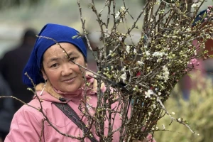 Un vendeur de fleurs au cœur d’un marché animé. Photo: VOV