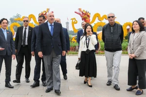 Le président de la Chambre des représentants de Jordanie visite la Citadelle impériale de Thang Long