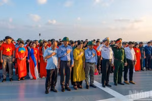 Les délégués observent une minute de silence en hommage aux héros morts pour la Patrie, tombés pour défendre la souveraineté sacrée des mers et des îles du pays.