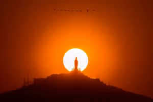 La lumière éclatante du soleil couchant dore le sommet du mont Ba Den lors d’une autre journée. Photo : Nguyen Hai Trieu.