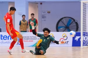 Nguyên Thinh Phat (à gauche) tente de dribbler le gardien thaïlandais lors de leur match du groupe A du Championnat de futsal de l’ASEAN 2026, en Thaïlande, le 8 avril. Photo : VFF.
