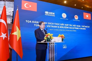 Le président de l’Assemblée nationale Tran Thanh Man s'exprime à la table ronde sur les politiques visant à promouvoir la coopération Vietnam–Turquie. Photo : VNA.