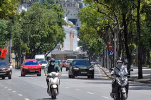 Pour échapper à cette chaleur accablante, de nombreux habitants de Hanoi privilégient la voiture pour leurs déplacements. D’autres continuent d’utiliser la moto, tout en se protégeant avec des vestes anti-UV, des chapeaux à larges bords et divers accessoires de protection solaire.