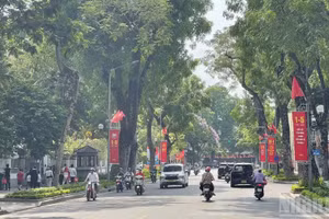 Les rues sont décorées de banderoles, de drapeaux et de fleurs à l’occasion de cette grande fête nationale.