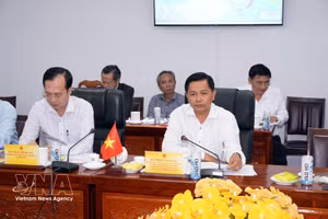 Tran Van Lau (à droite), secrétaire du comité du Parti de la province de Vinh Long, prend la parole lors de la séance de travail. (Photo : VNA)