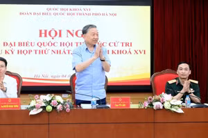 Le secrétaire général du Parti et président de la République, To Lam rencontre des électeurs des quartiers relevant de la circonscription n°1 de Hanoi, à l’issue de la première session de la XVIe législature.