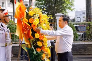 Le président de l’Assemblée nationale Tran Thanh Man en visite commémorative à Hoc Mon