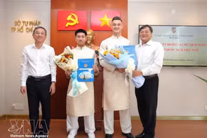 Le Service de la Justice de Ho Chi Minh-Ville vient de remettre la décision du président de la République accordant la nationalité vietnamienne à deux footballeurs d’origine vietnamienne : Ngo Dang Khoa (Khoa Ngo, de nationalité australienne) et Le Giang Patrik (de nationalité slovaque), tous deux joueurs du Club de football de la Police de Ho Chi Minh-Ville. Photo : VNA
