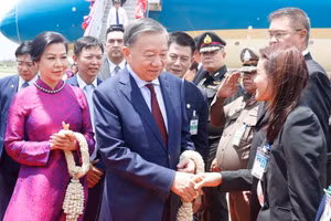 Les autorités de la province d’Udon Thani accueillent le secrétaire général du Parti et président de la République To Lam ainsi que son épouse à l’aéroport international d’Udon Thani. (Photo : VNA)