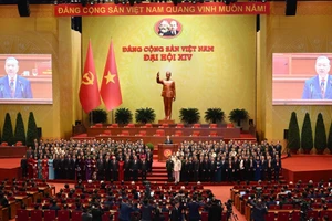 Le Comité central du XIVᵉ mandat se présente devant le Congrès.