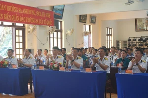 Les cadres, les soldats et les habitants de l’île de Truong Sa suivent en direct, à la télévision, la séance d’ouverture du XIVe Congrès du Parti.