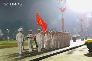 Sous le drapeau national, la place Ba Dinh au rythme du XIVe Congrès du Parti