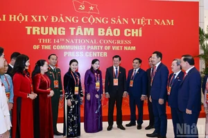 Les délégués de la province de Dong Nai échangent en marge de la séance de travail. (Photo : DUY LINH)